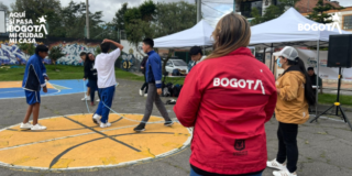 Foto de jovenes de la localidad Puente Aranda haciendo deporte 