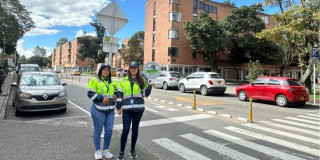Foto de dos trabajadoras de las Zonas de Parqueo Pago 