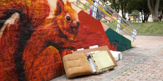 Sillón y escritorio usados, arrojados en el espacio público