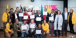 Imagen de los exhabitantes de calle con el diploma en mano