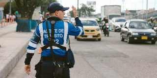 Foto de un agente de tránsito en una vía de Bogotá