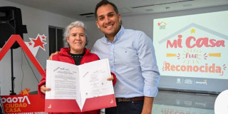 Foto que muestra dos personas sonriendo 