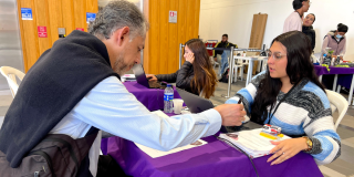 Foto de un ciudadano en una feria de empleo