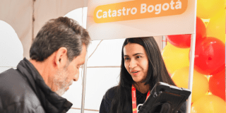 Foto de funcionarios del Distrito apoyando a un ciudadano 