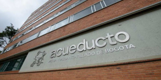 Foto que muestra una fachada en ladrillo con el texto Acueducto de Bogotá 