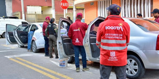 Gestores de convivencia inspeccionando carros.