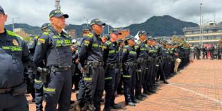 Policías formados afuera del estadio El Campín.