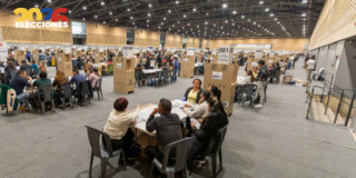 Panorámica de un puesto de votación en Corferias Bogotá.