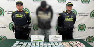 Hombre capturado, junto a mercancía recuperada.
