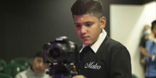 Imagen de un niño con una cámara de video