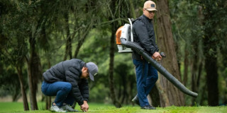 Personal realiza labores de mantenimiento en campo de golf del Parque La Florida