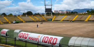 Estadio Metropolitano de Techo con grama en mantenimiento y tribunas vacías