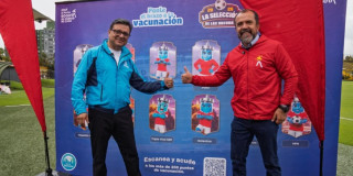 Funcionarios del IDRD y Secretaría de Salud presentan campaña de vacunación en Bogotá con panel informativo y mensaje