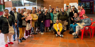 Imagen de personas posando para la foto 