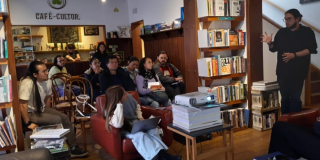 Imagen de varias personas tomando las clases.