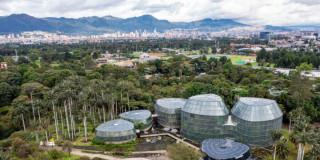 Vista aérea Jardín Botánico Bogotá con vista hacia el Tropicario y la ciudad de fondo