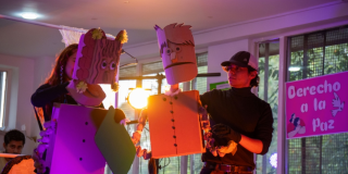 Imagen de un equipo de artistas preparándose para una obra de teatro.