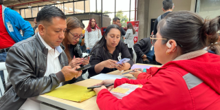 Imagen de personas hablando en una mesa 
