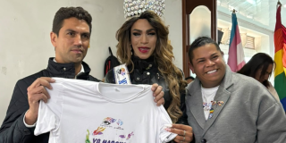 Foto de tres personas posando con una camiseta blanca