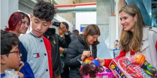 Primera dama del Distrito y gestora social, Carolina Deik, entregando regalos, alimentos y productos a niños