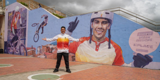 Imagen del deportista bogotano Luis RIncón junto al mural en su honor.