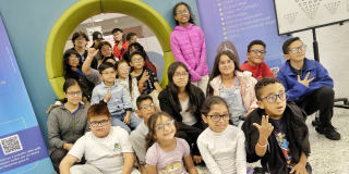 Imagen de niños y niñas con las gafas puestas