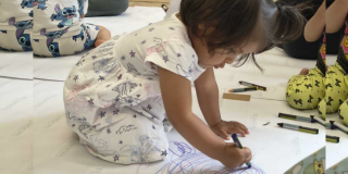 Imagen de una niña participando en la pintaton del programa Nidos.