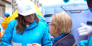 Foto que muestra dos mujeres hablando en la calle 