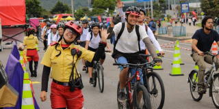 Imagen de varias personas disfrutando la ciclovía.