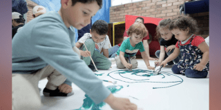 Imagen de varios niños de la primera infancia disfrutando del evento.