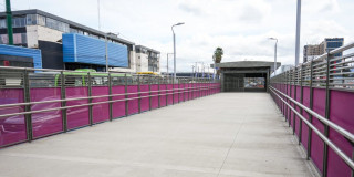 Foto de una obra de una estación de TransMilenio. 
