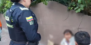 Policía hablando con una menor