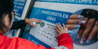 Foto de funcionarios del Distrito sellando un establecimiento 