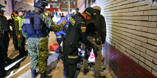 Imagen de operativo en el que se ve a un policía 