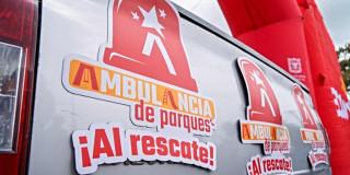 Ambulancia de parques del IDRD con letrero “¡Al rescate!” en Bogotá