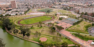 Vista aérea del Parque Timiza con pista atlética, canchas, lago y verdes
