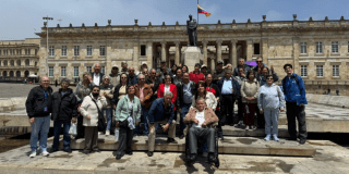 Foto de pensionados del FONCEP en la Plaza de Bolívar 