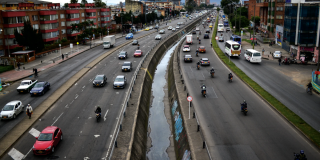 Imagen panorámica de una vía en la que circulan varios tipos de vehículos automotores