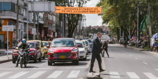 Foto que muestra vehículos andando por las calles 