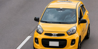 Foto de un taxi en una vía de Bogotá