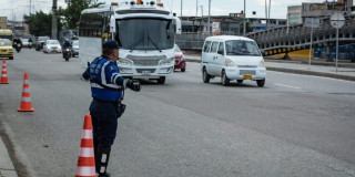 Foto de un agente de tránsito en una vía de Bogotá