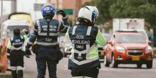 Foto de agentes de tránsito en una vía