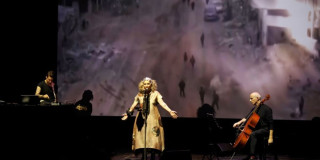 Imagen de Eileen Khatchadourian en concierto junto a un violinista y DJ.