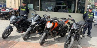 Motos incautadas y dos uniformados de la Policía.