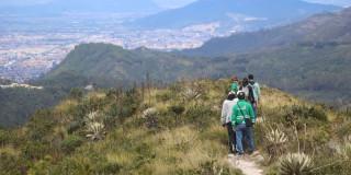 personas caminando por montañas de Bogotá