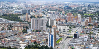Imagen panorámica de Bogotá en la que se aprecia un día soleado.