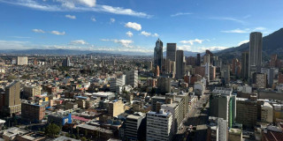 Foto panorámica de Bogotá que muestra edificios y árboles 