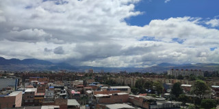 Foto panorámica de Bogotá que muestra edificios y árboles 