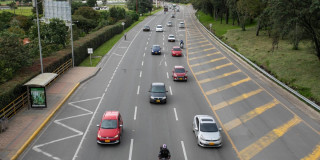 Foto de varios carros en una vía