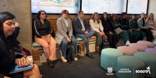 Foto que muestra personas sentadas en un salón 